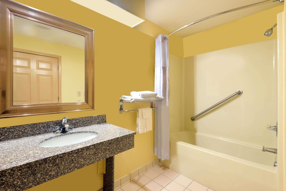 Days Inn By Wyndham Coliseum Montgomery Al 3/26