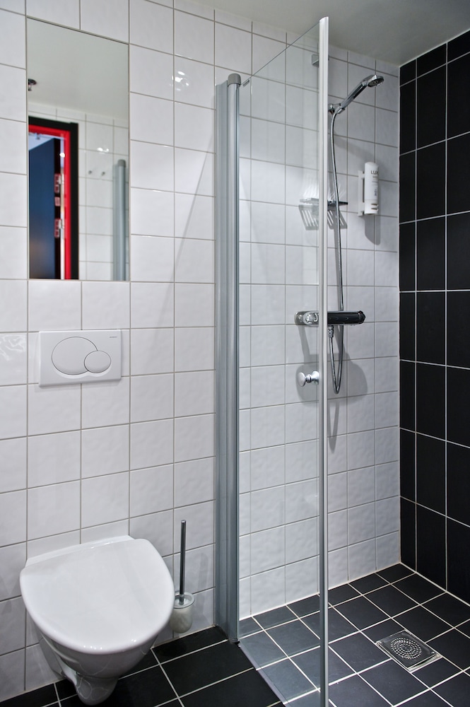 Quality Hotel 11 11/54