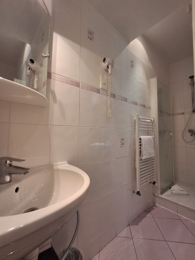 Hipotel Hostellerie Du Lys 45/49