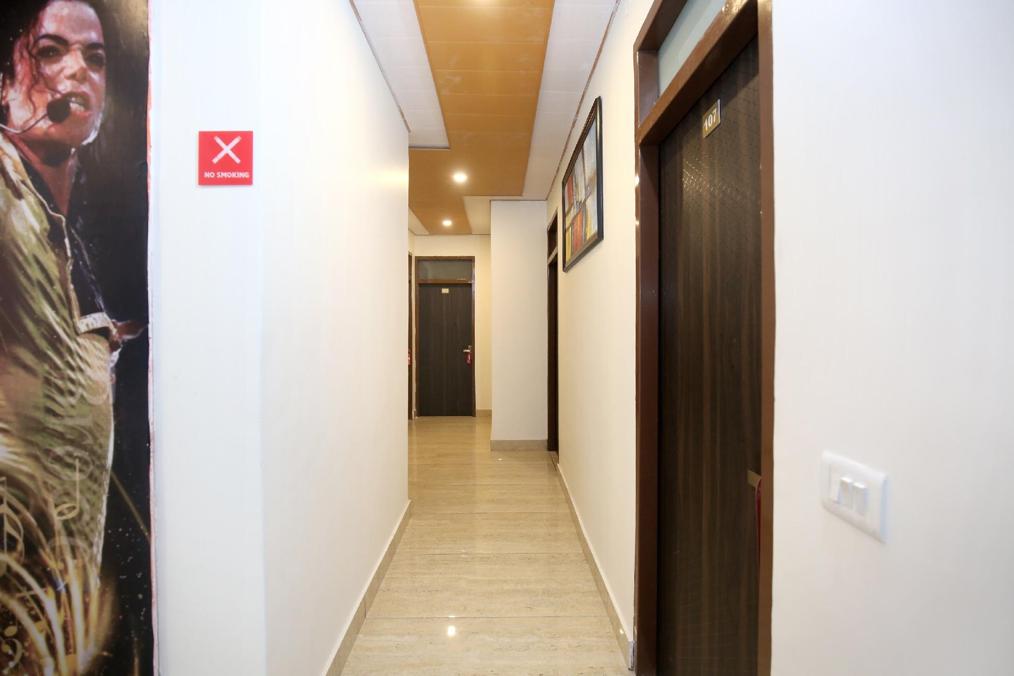 Oyo 13368 Hotel Gold Star 33/35