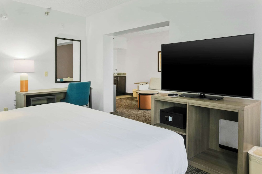 SUITE, KING BED