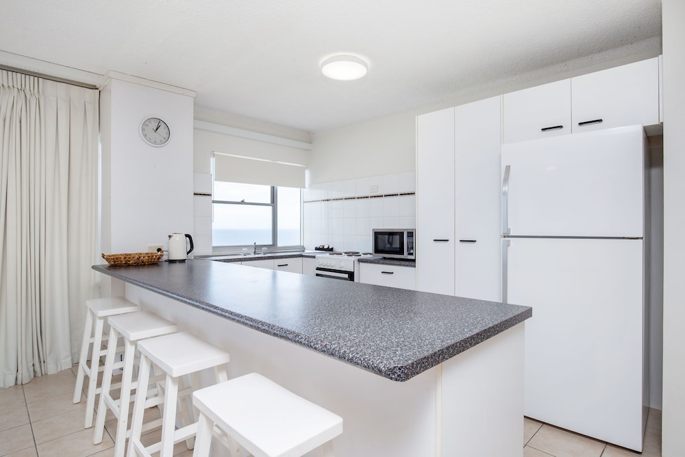 Pacific Plaza Apartments 40/75