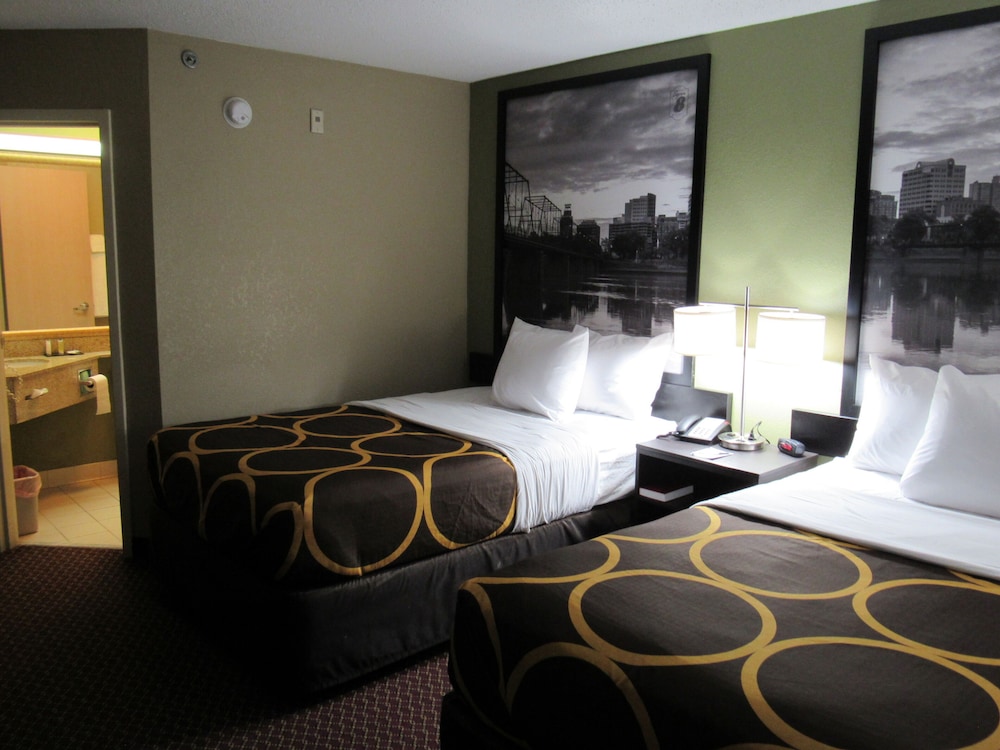 Super 8 by Wyndham New Cumberland 20/64