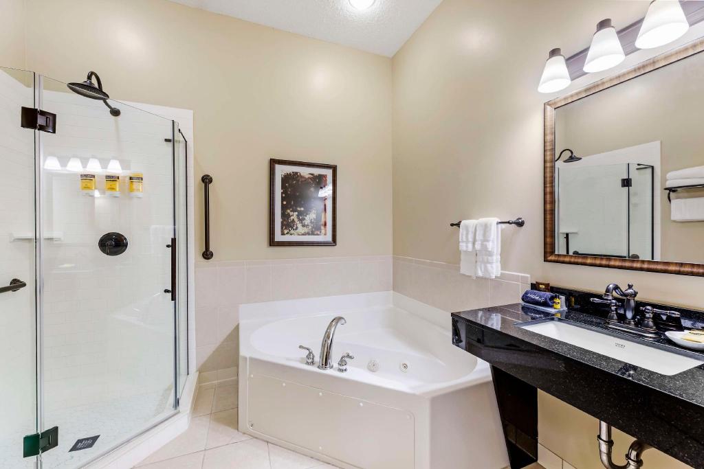 Room, 2 Queen Beds, Sofa, Jetted Tub, Kitchenette, Best Western Plus Dutch Haus Inn And Suites 2/2