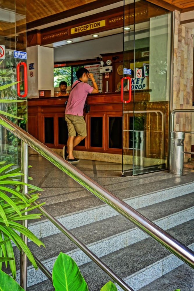 Lek Jomtien Hotel 6/23