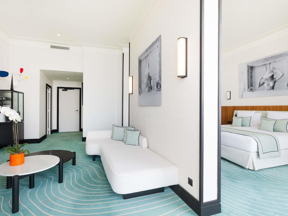 جناح سيغنتشر بسرير كينج بإطلالة على البحر بشرفة مع أريكة، Mondrian Cannes 4/8