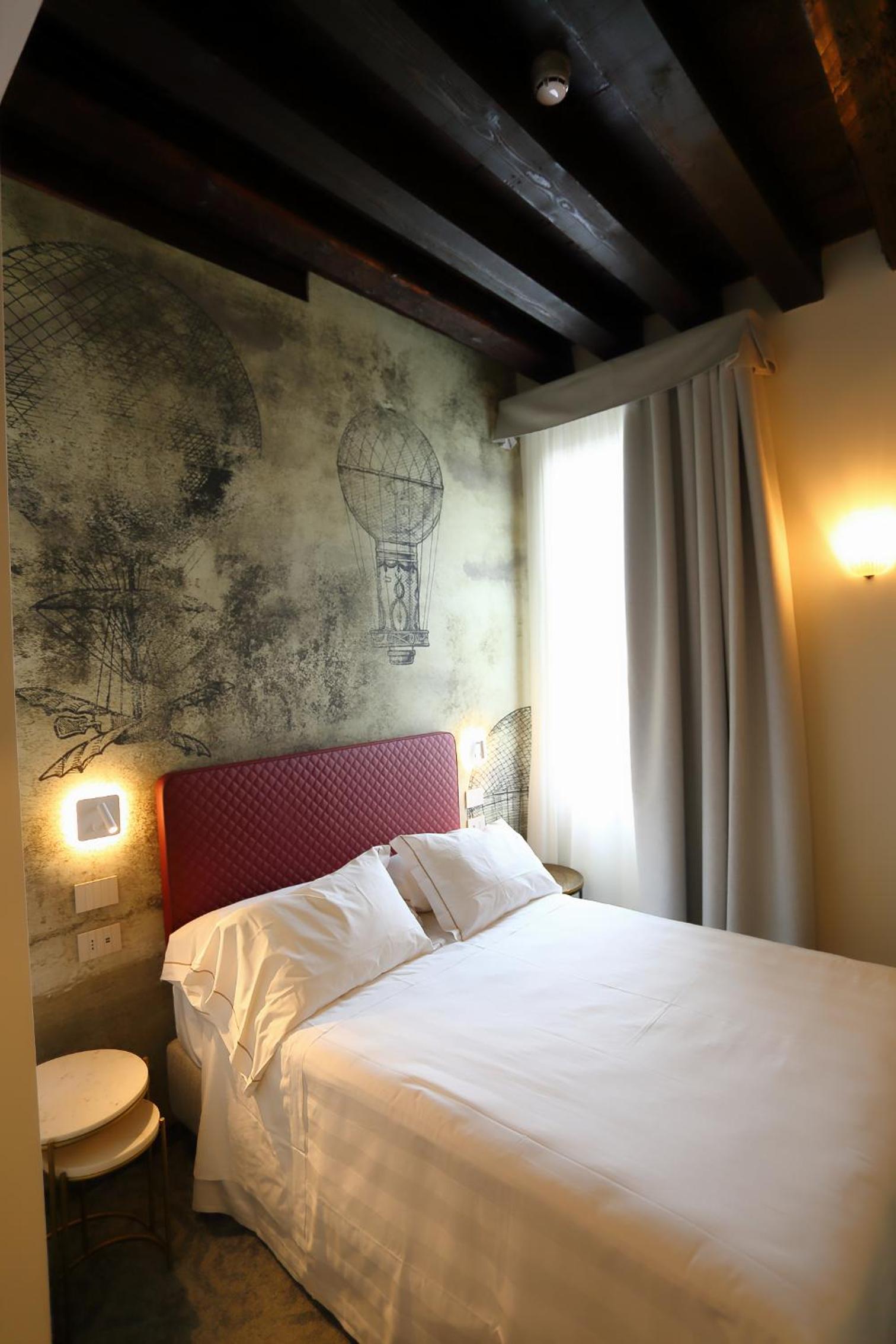 Room, Queen Bed, Partial Grand Canal View, Small