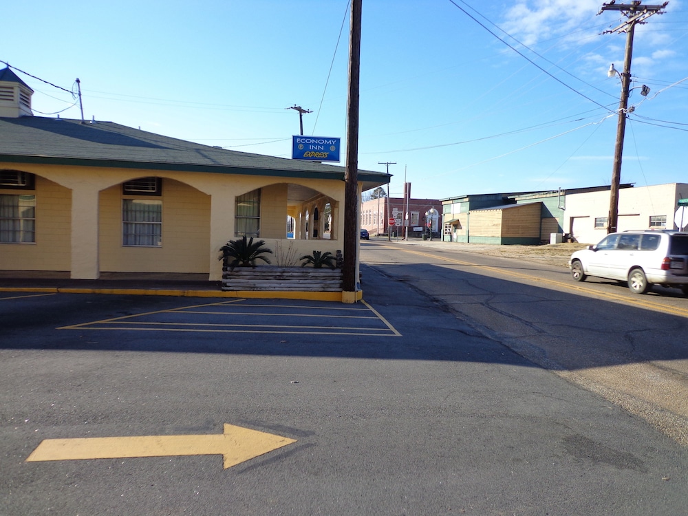 Economy Inn Express Warren 3/47
