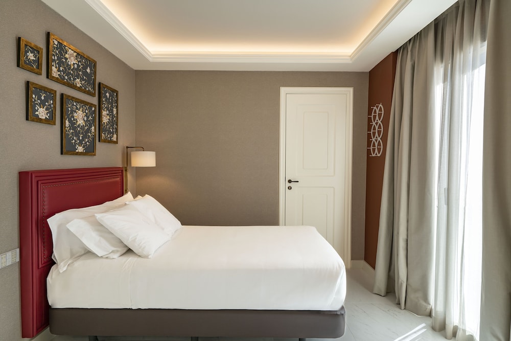 ROOM, SINGLE