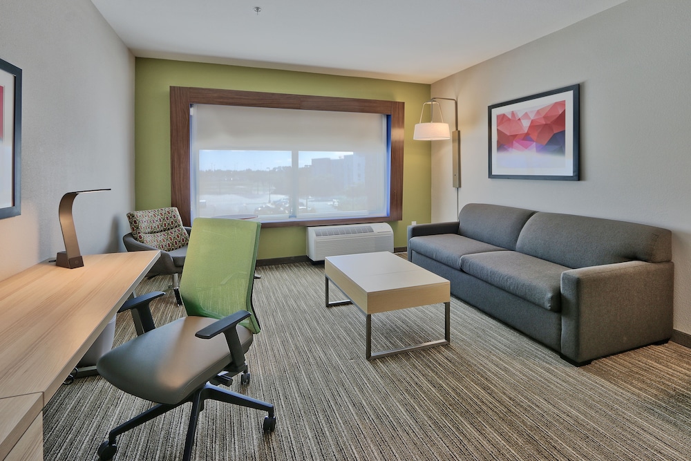 Holiday Inn Express & Suites Roswell 44/68