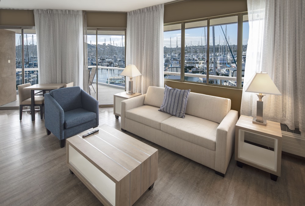 Bay Club Hotel & Marina 39/65