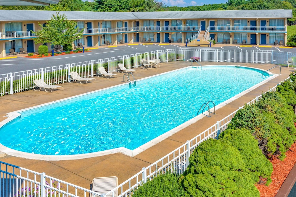 Days Inn By Wyndham Breezewood 1/34