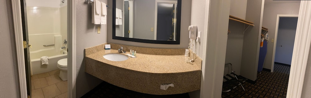 Room, 2 Queen Beds, Pool Side، Quality Inn Mauston I-90 8/10