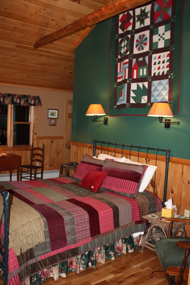 Kiwassa Lake Bed & Breakfast and Cabins 32/50