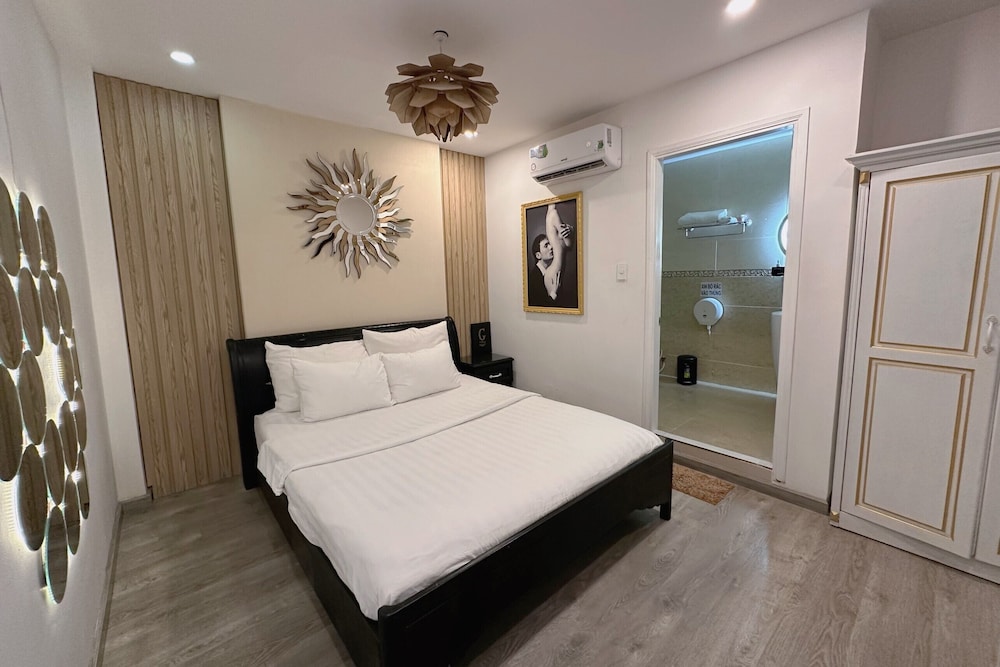 Galaxy Hotel 24/74