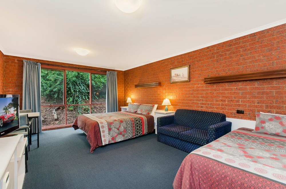 WHALERS REST MOTOR INN 27/56