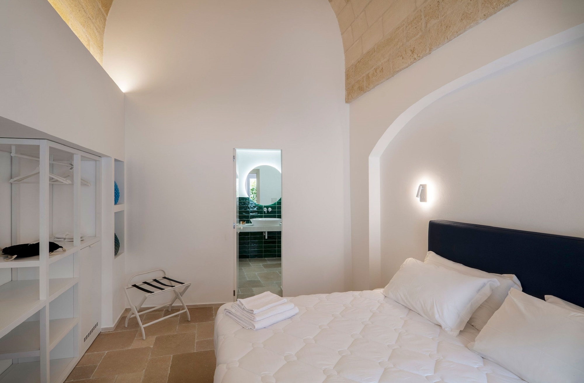 EXECUTIVE, QUEEN BED
