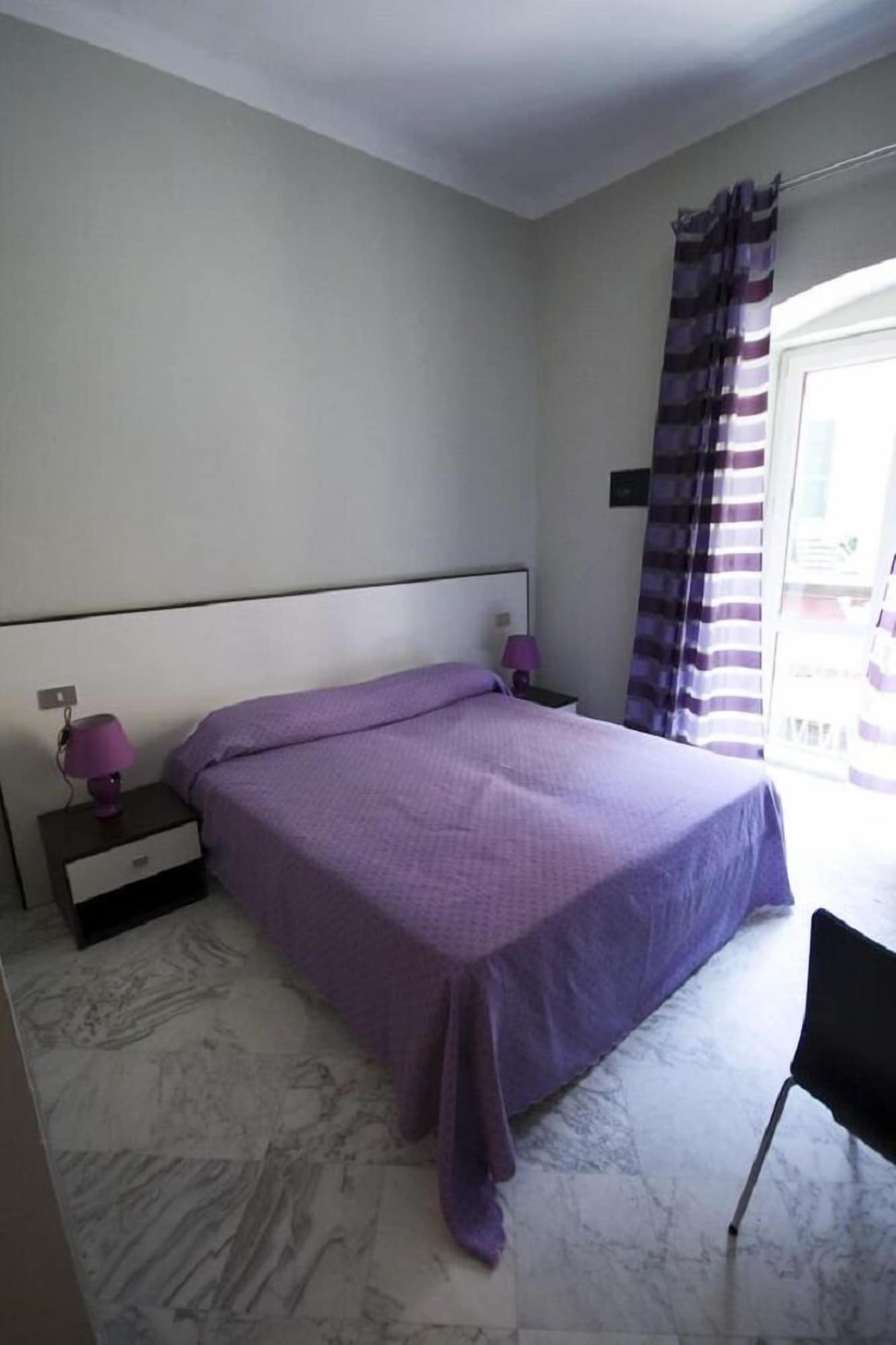 ROOM, DOUBLE BED