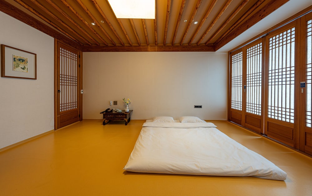 Korean, Deluxe, Suite, Futon Bed, Queen Bed, New Wing, Corner