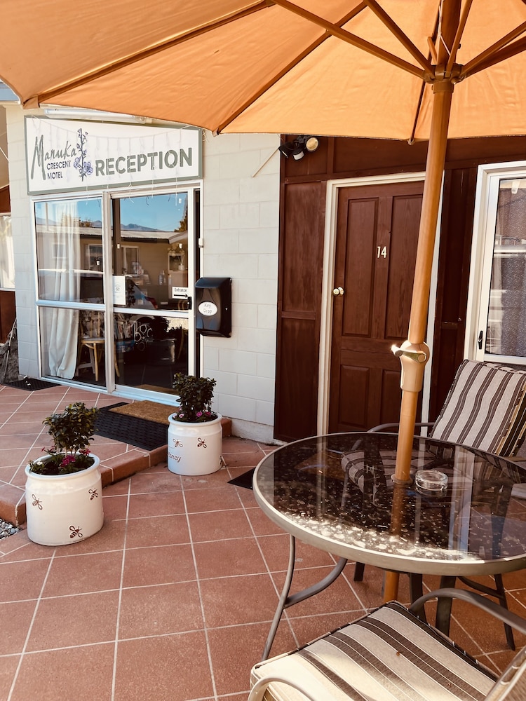 Manuka Crescent Motel 9/63