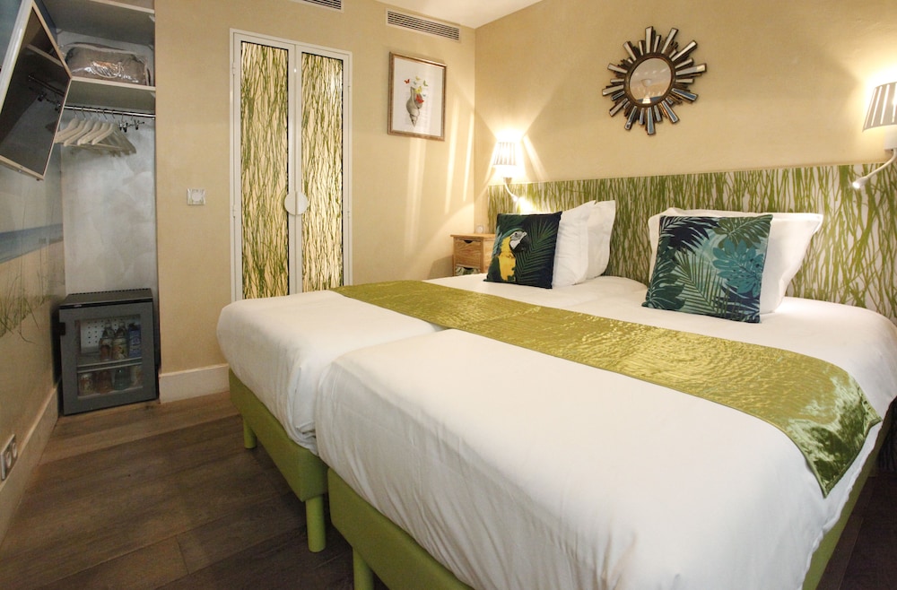 ROOM, TWIN BEDS