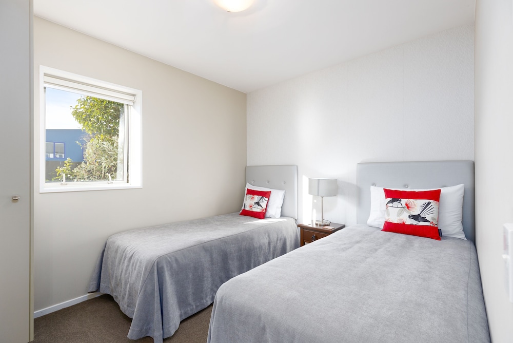 CHELSEA PARK MOTOR LODGE 24/66