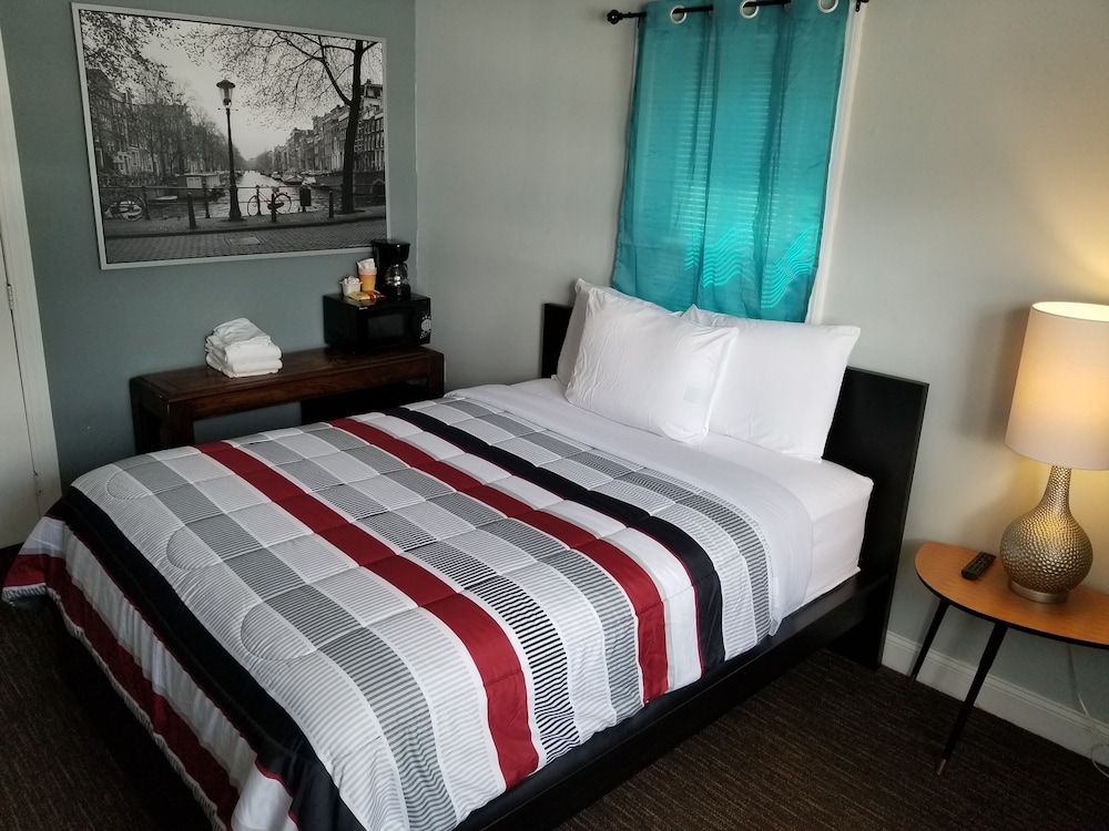 Jones Beach Hotel 10/46