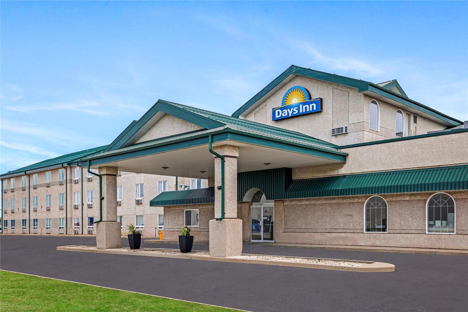 Days Inn & Suites by Wyndham Winkler 4/43