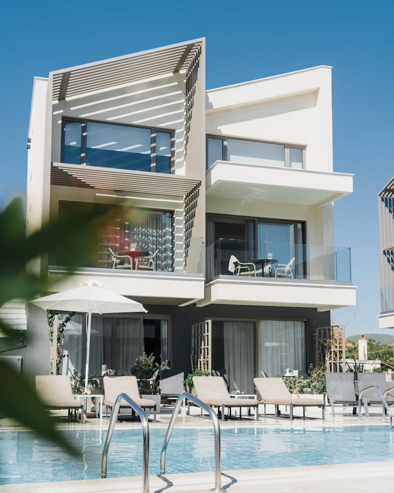 Serenity Suites 2/50