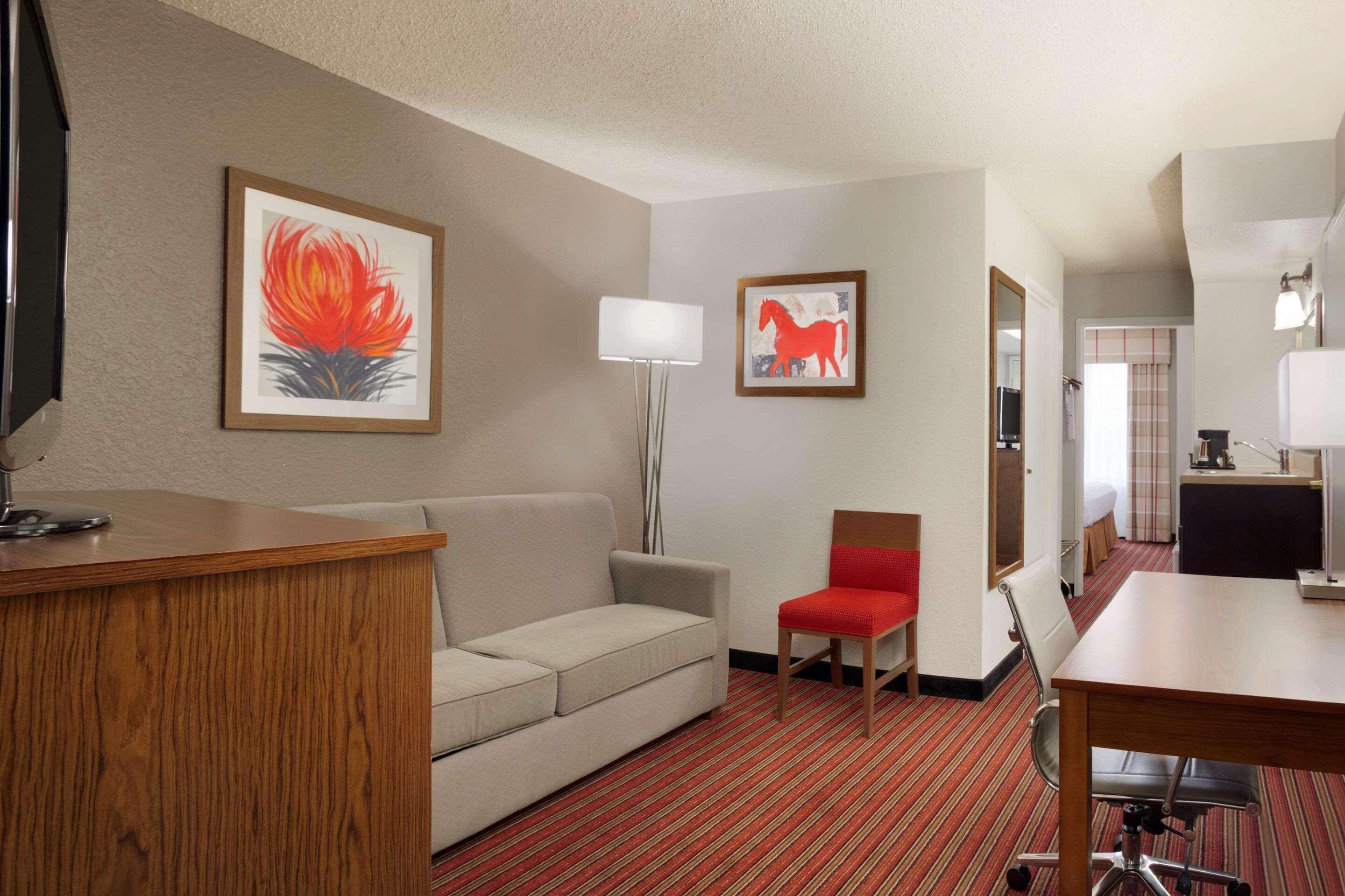SUITE, KING BED, ACCESSIBLE