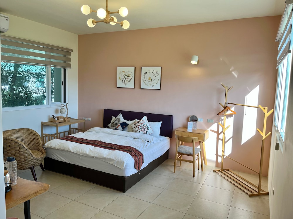 DELUXE, QUEEN BED, MOUNTAIN VIEW, BATHTUB