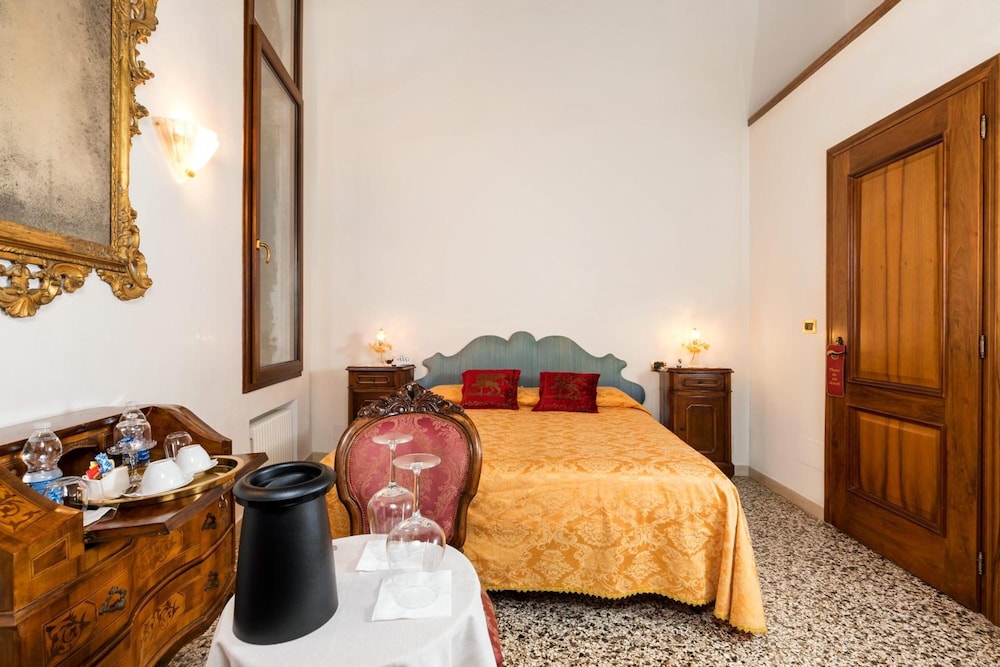 Luxury Venetian Rooms photo4