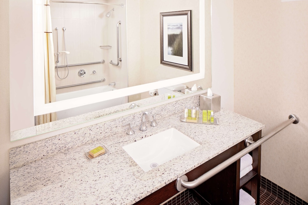 DoubleTree by Hilton Boston Bayside 41/44