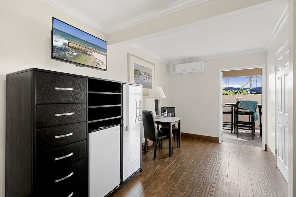 Ocean Beach Hotel 49/69