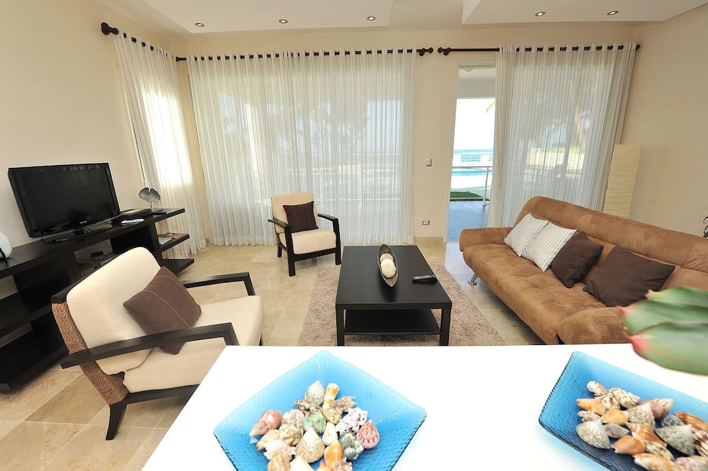 WATERMARK LUXURY OCEANFRONT ALL SUITE HOTEL 36/56