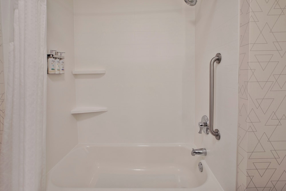 غرفة قياسية بسريرين كوين، Holiday Inn Express Hotel And Suites Buffalo 5/5