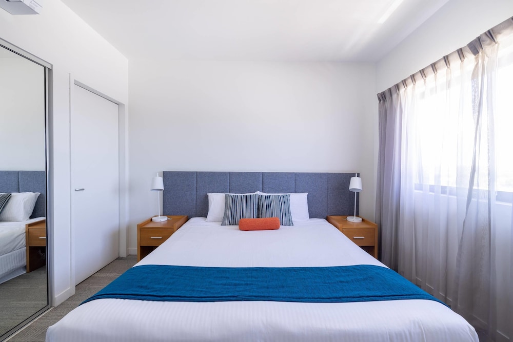 EFFICIENCY, SUITE, MULTIPLE BEDS