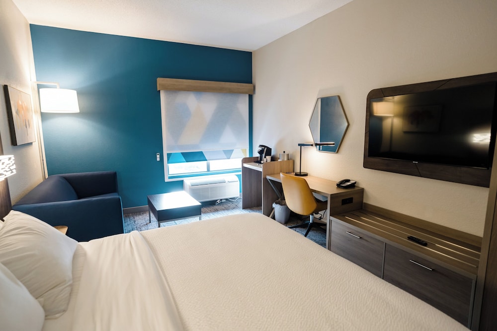 Holiday Inn Express Hotel and Suites Knoxville-North-I-75 Exit 112 23/61