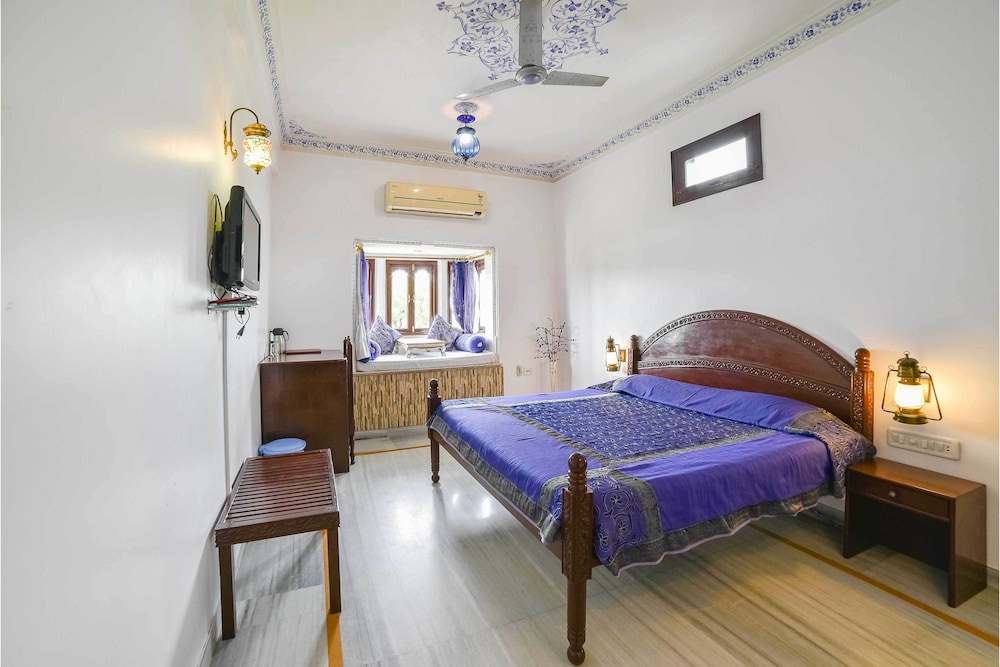 DELUXE, DOUBLE BED, LAKE VIEW