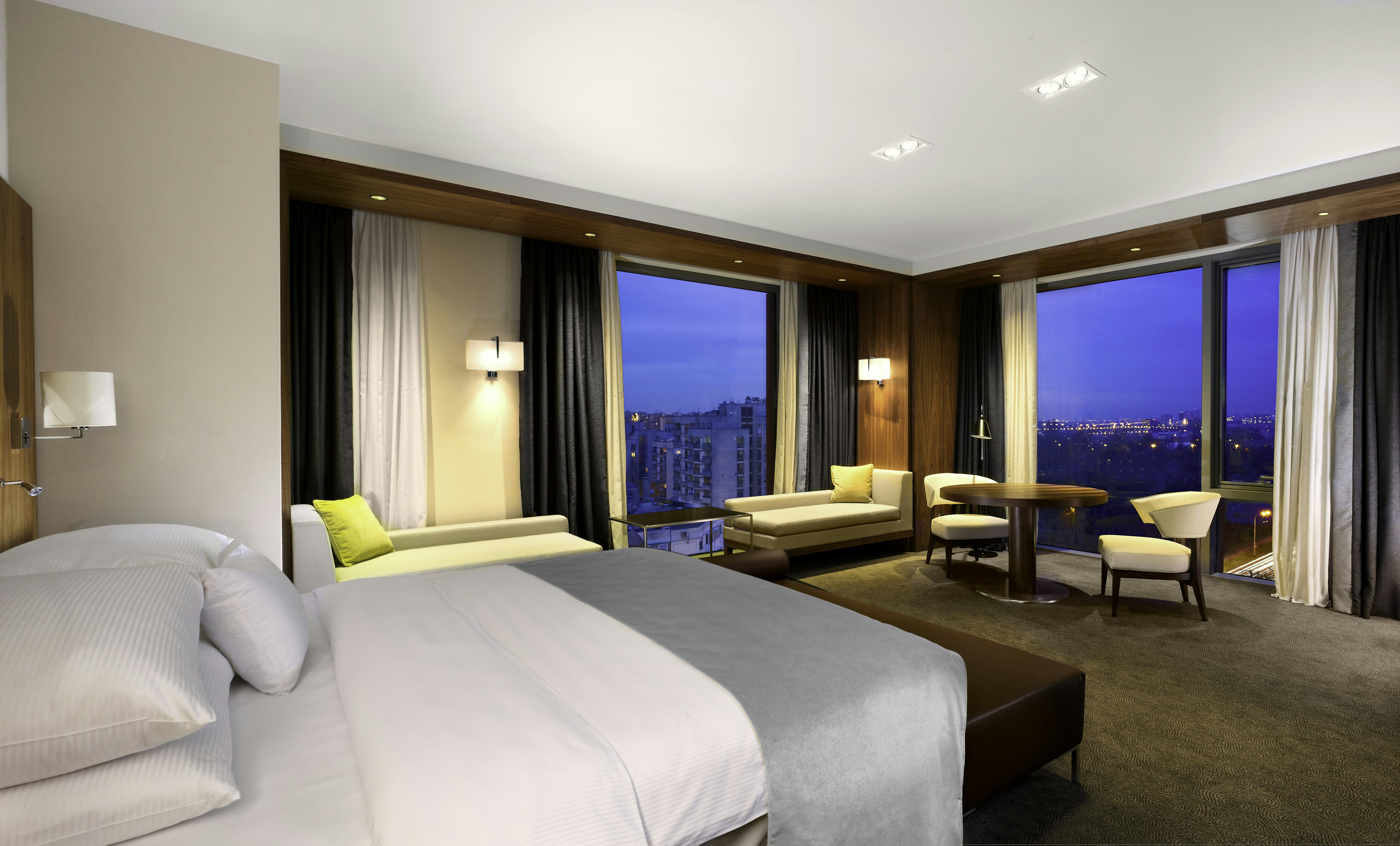 SUITE, KING BED, CORNER