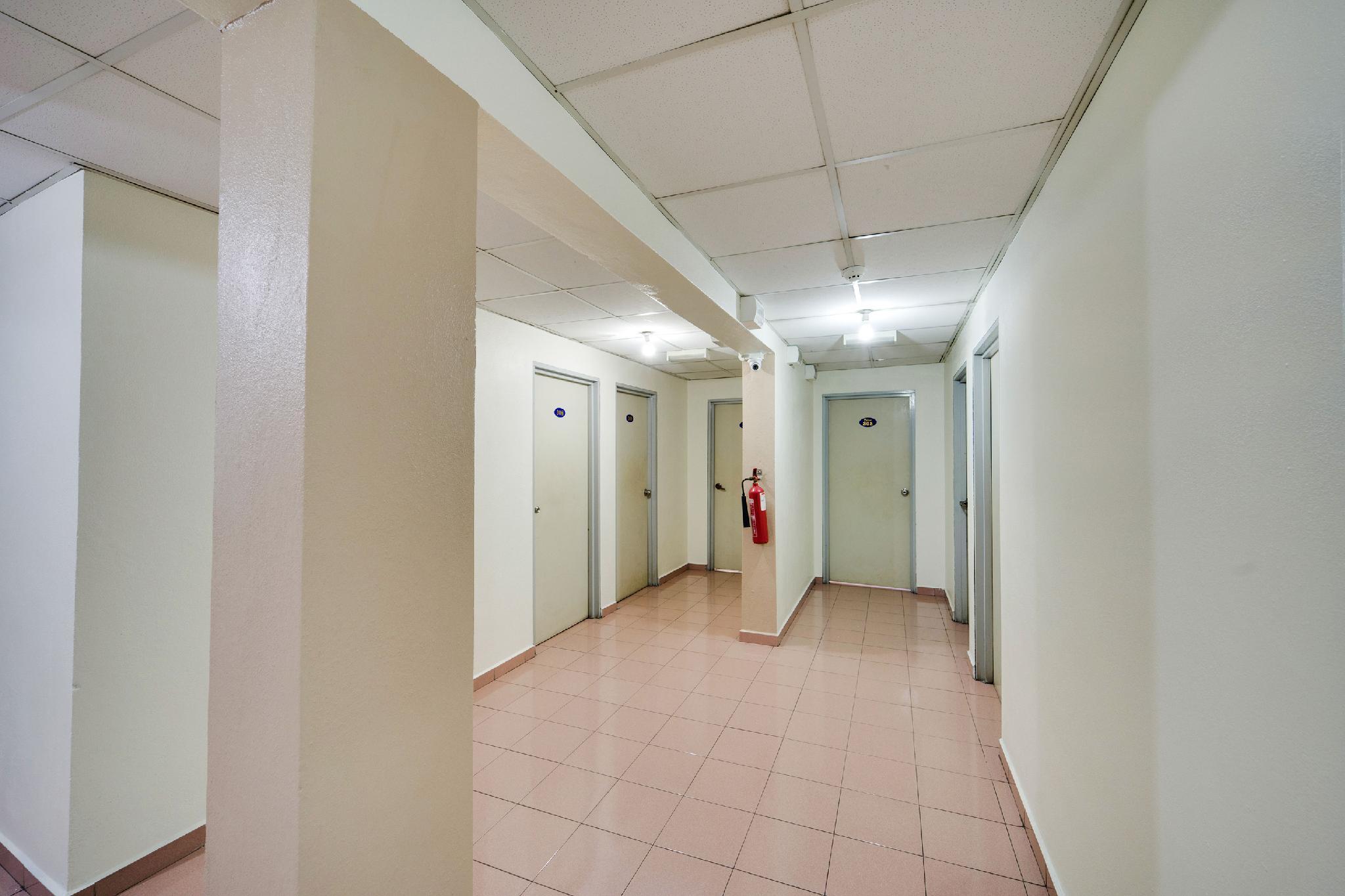 OYO 89461 Cp Hotel 11/32