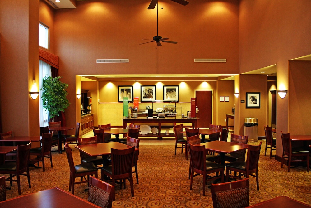 Hampton Inn & Suites Fredericksburg-at Celebrate Virginia 28/39