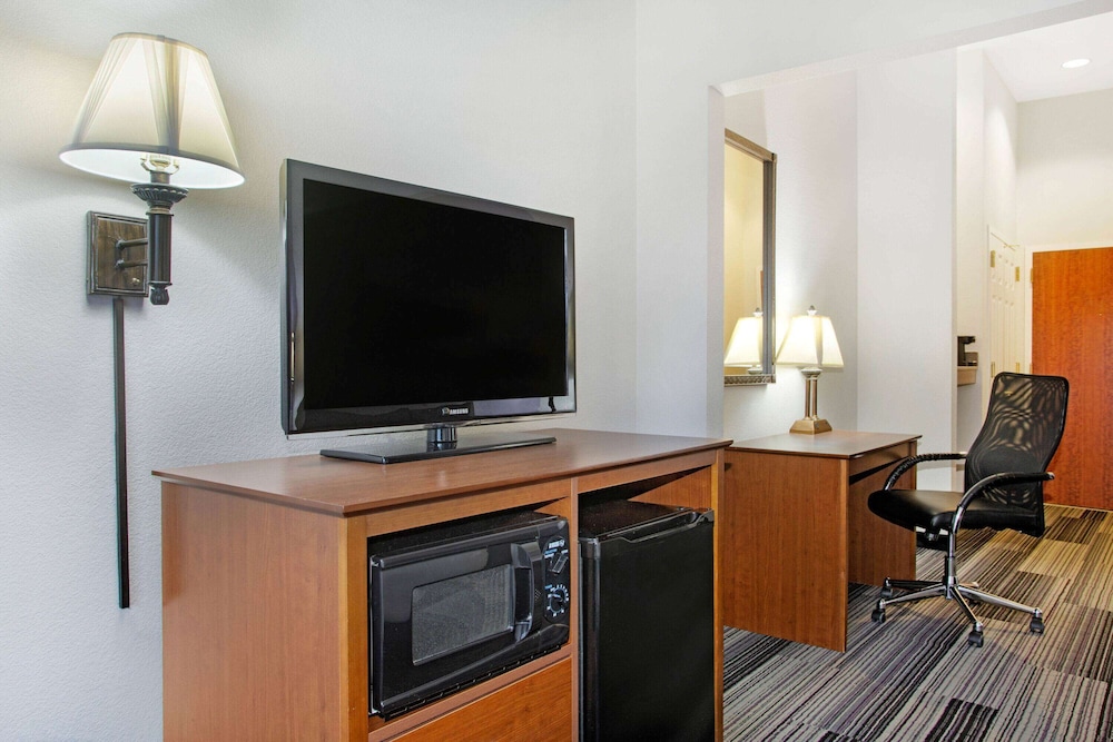 La Quinta Inn Suites Springfield Airport Plaza 51/61
