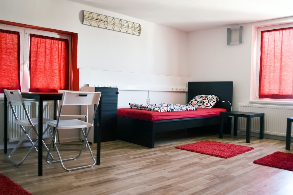 Nitra Glycerin Hostel 10/35