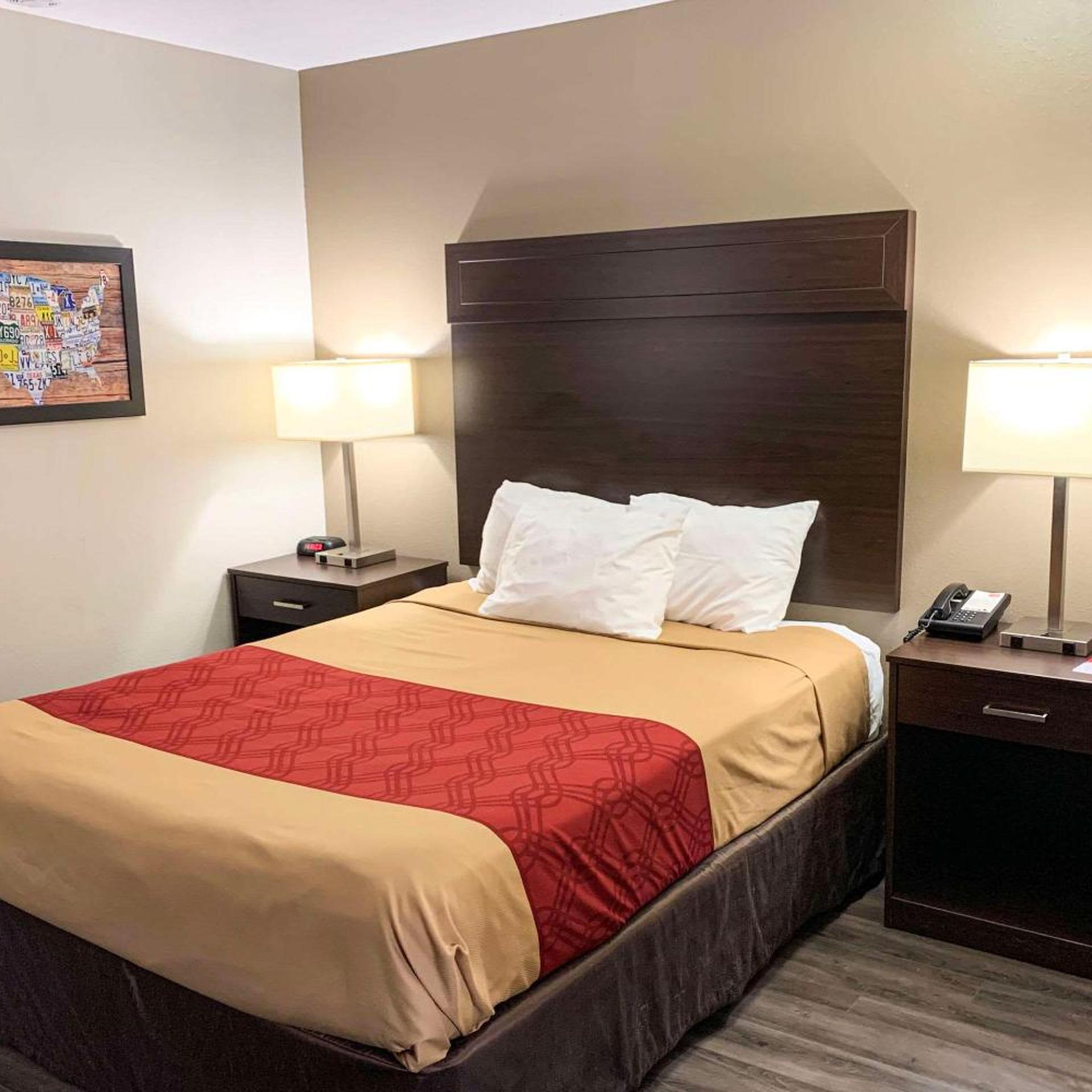 ROOM, QUEEN BED