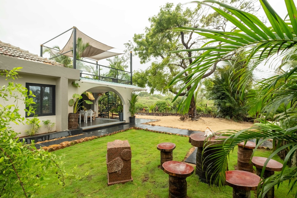 C'roque Beach Resort 45/50