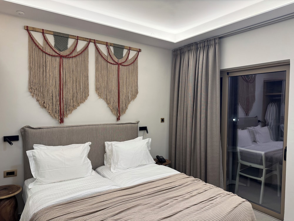 غرفة تنفيذية بسرير مزدوج بإطلالة جزئية على البحر، The Noverian Antama Organic Beach Resort Chania 2/10