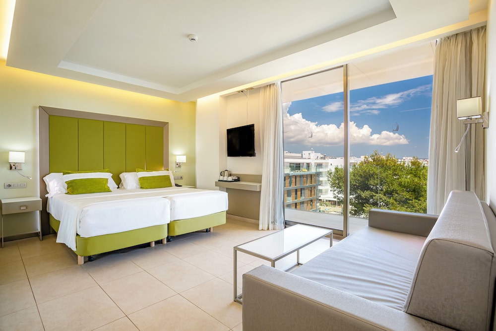 غرفة سوبيريور بسريرين منفصلين بإطلالة جزئية على البحر مع أريكة