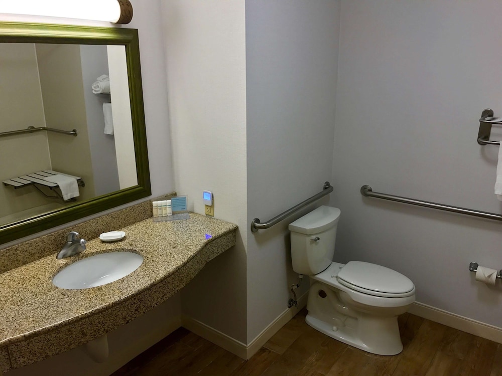 Hampton Inn Garden City, KS 8/33