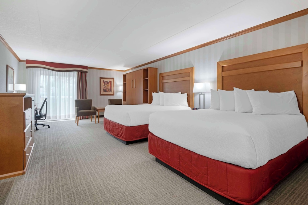 Standard, 2 Queen Beds, Pool Side, Accessible